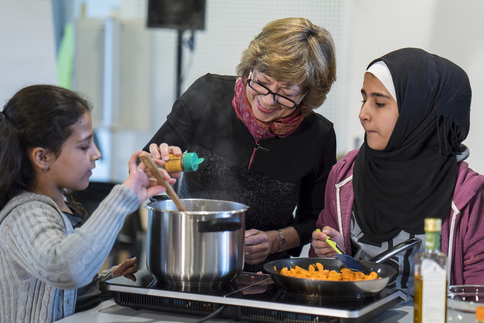 Daniela Schadt kocht gemeinsam mit Schülerinnen und Schülern einer Willkommensklassen der Ahorn-Grundschule des Berliner Bezirks Treptow-Köpenick im FEZ