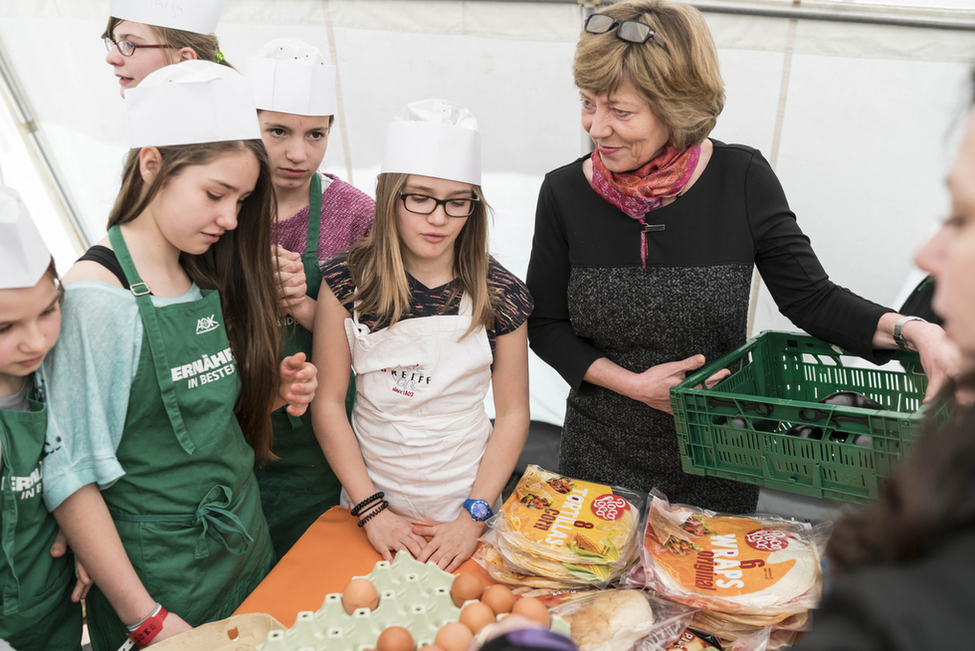 Daniela Schadt kocht gemeinsam mit Schülerinnen und Schülern einer Willkommensklassen der Ahorn-Grundschule des Berliner Bezirks Treptow-Köpenick im FEZ