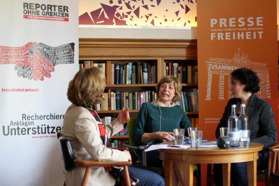 Daniela Schadt tauscht sich mit mit Vertretern von Reporter ohne Grenzen im Salon Karl-Marx-Buchhandlung aus anlässlich des  Internationalen Tages der Pressefreiheit