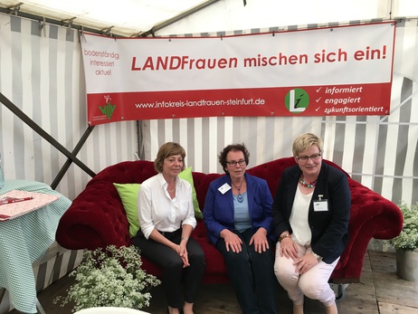 Daniela Schadt im Austausch auf dem "roten Sofa" mit den Landfrauen Monika Leifker und Anita Raing (v.l.) anlässlich ihres Besuchs des Infokreises der Landfrauen Steinfurt-Tecklenburger Land