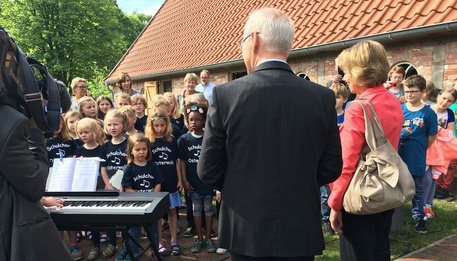 Daniela Schadt bei einer Aufführung von Kindern des Schulchores der Grundschule Osterwald anlässlich ihres Besuchs im Landkreis Grafschaft Bentheim