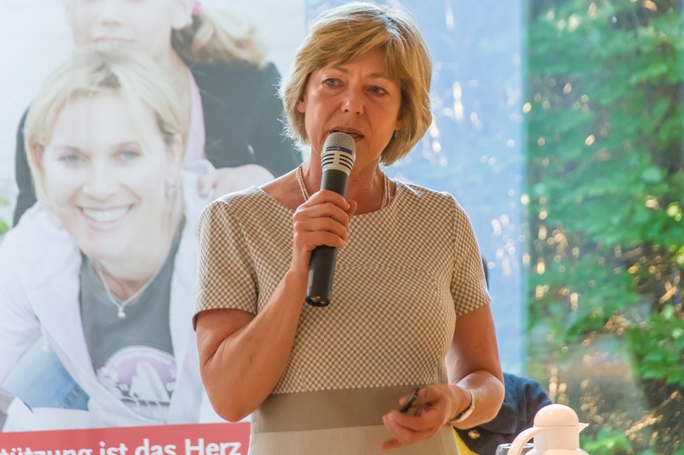 Daniela Schadt hält eine Ansprache vor Bundestagsabgeordneten anlässlich des Parlamentarischen Frühstücks des Deutschen Müttergenesungswerkes