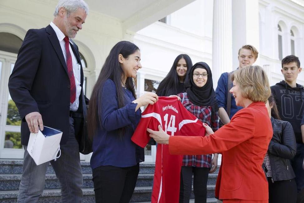 Daniela Schadt im Gespräch mit Schülerinnen und Schülern der UNICEF-AG der Henry-Ford-Realschule Köln in der Villa Hammerschmidt