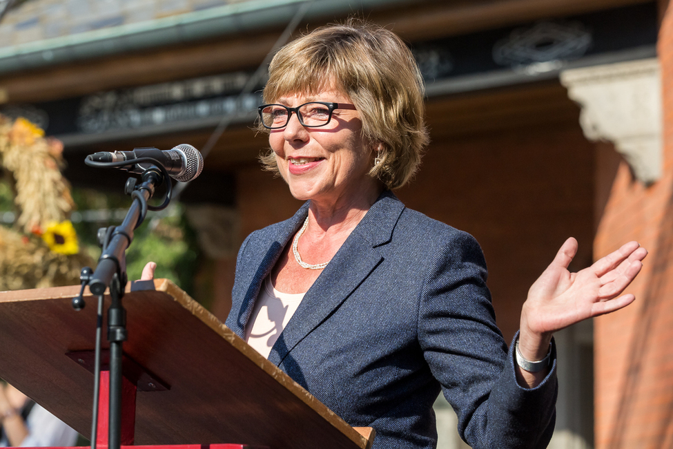 Daniela Schadt hat eine Ansprache bei der Übergabe der Erntekrone gehalten anlässlich des Besuchs beim Erntedankfest des Evangelischen Johannesstifts in Berlin