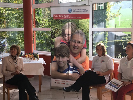 Daniela Schadt beim Austausch im Gesundheitszentrum am Spiegelwald anlässlich des Besuchs einer Vater-Kind-Kurmaßnahme des Müttergenesungswerks