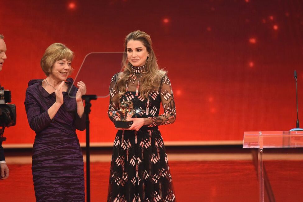 Daniela Schadt würdigt Königin Rania von Jordanien bei der ZDF-Gala 'Ein Herz für Kinder'