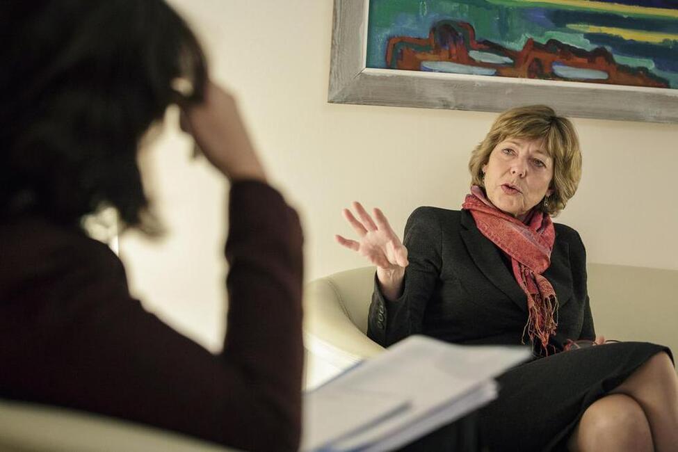 Daniela Schadt im Gespräch mit der Redakteurin Caroline Bock im Arbeitszimmer anlässlich des Interviews mit der Deutschen Presse-Agentur (dpa)