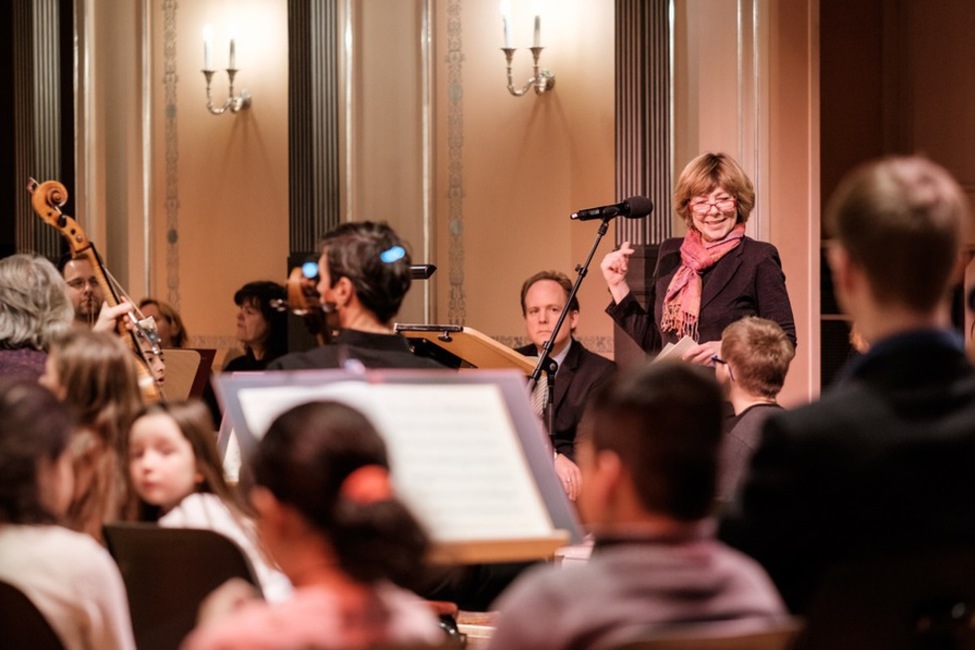 Daniela Schadt hält eine Ansprache im Konzerthaus beim Besuch der Kinderklassikgala