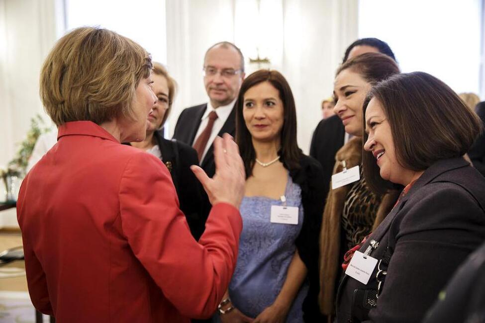 Daniela Schadt beim Austausch mit Partnerinnen des Diplomatischen Korps anlässlich des Neujahrsempfangs im Großen Saal