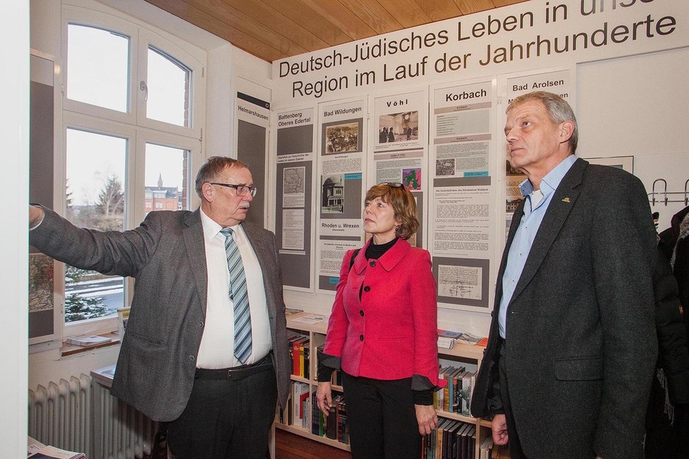 Daniela Schadt beim Rundgang durch die Dauerausstellung 'Deutsch-Jüdisches Leben in unserer Region im Lauf der Jahrhunderte' anlässlich ihres Besuchs in Volkmarsen