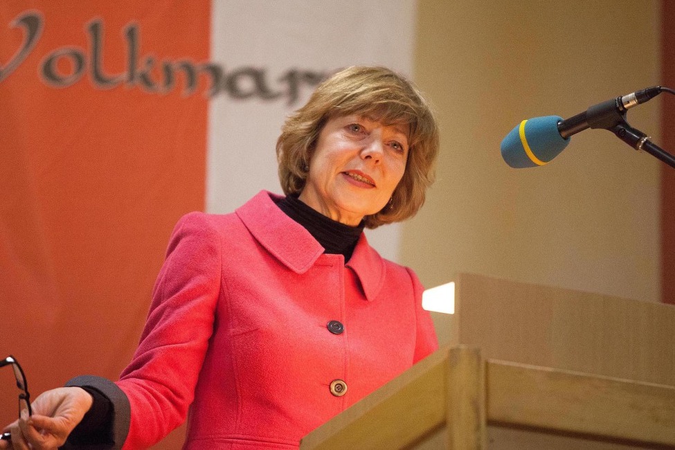 Daniela Schadt hält eine Rede beim Neujahrsempfang des Vereins 'Rückblende Gegen das Vergessen' in der Nordhessenhalle Volkmarsen