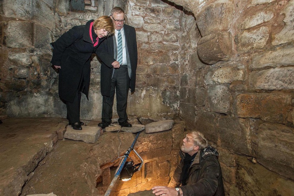 Daniela Schadt bei der Besichtigung der 500 Jahre alten Schachtmikwe anlässlich ihres Besuchs in Volkmarsen