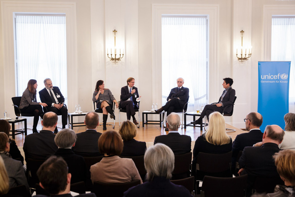 Gesprächsrunde beim UNICEF-Neujahrsgespräch 'Menschen vor der Hölle retten – Helfen unter härtesten Bedingungen' mit Sikander Khan (2.v.l.), Bärbel Kofler, Frank Mohrhauer, Frank Franke und Moderatorin Dunja Hayali im Großen Saal