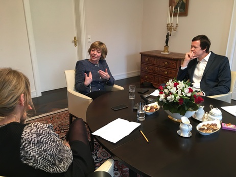 Daniela Schadt im Gespräch mit den Spiegel Online-Redakteuren Britta Stuff und Florian Gathmann im Büro in Schloss Bellevue