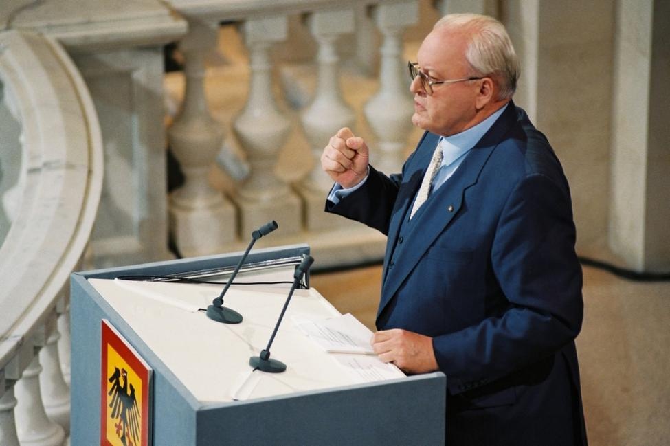 Bundespräsident Roman Herzog hält 1997 seine als "Ruck-Rede" bekannt gewordene Ansprache im Berliner Hotel Adlon