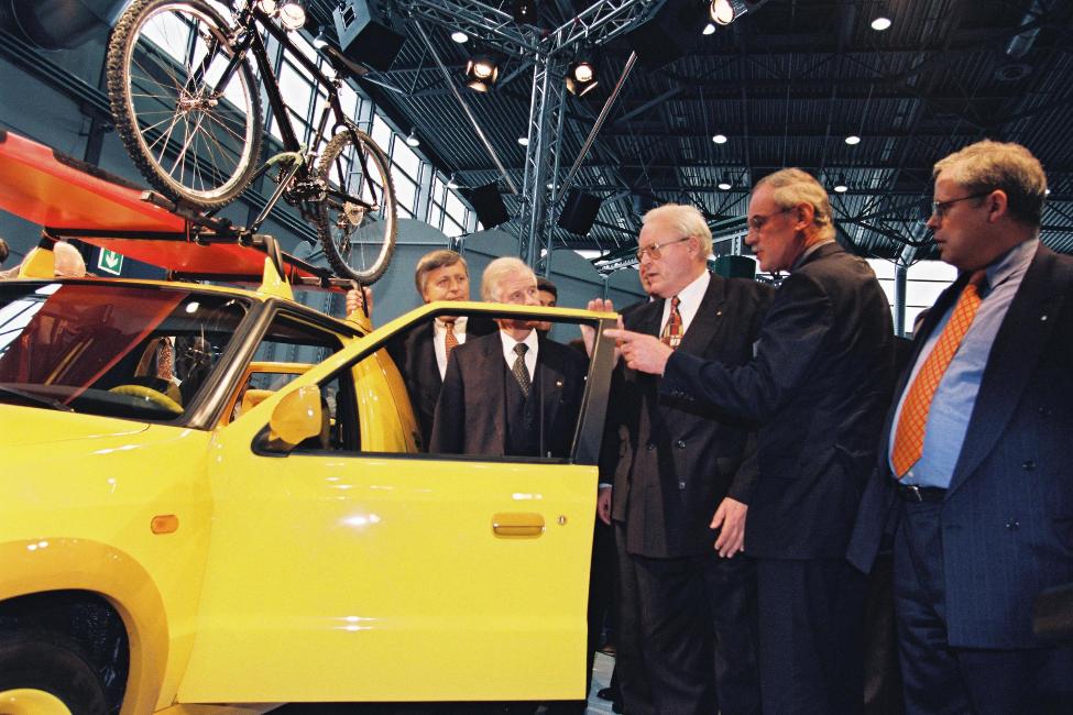 Bundespräsident Roman Herzog (3.v.r.) und Sachsens Ministerpräsident Kurt Biedenkopf (2.v.l.) am Stand des "Aktionszentrums Verkehrssicherheit - Gemeinsam sicher" auf der "Automobil International" im Rahmen der Eröffnung des neuen Messegeländes