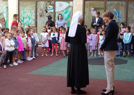 Elke Büdenbender beim Austausch mit den 'Barmherzigen Schwestern vom hl. Karl Borromäus' im St. Charles Kindergarten anlässlich der Besuche in Israel und in den Palästinensischen Gebieten