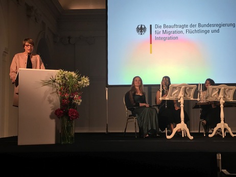 Elke Büdenbender hält eine Rede in der Großen Orangerie in Schloss Charlottenburg beim Empfang anlässlich des Ramadan