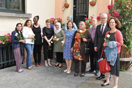 Elke Büdenbender mit Vereinsmitgliedern der sozialen Einrichtung "Foyer" in der Brüsseler Teilgemeinde Sint-Jans-Molenbeek