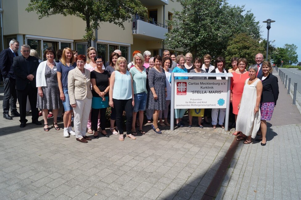 Elke Büdenbender beim Besuch der Mutter-Kind-Klinik "Stella Maris" mit dem Klinikpersonal anlässlich der offiziellen Übernahme der Schirmherrschaft über das Müttergenesungswerk