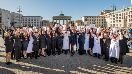 Elke Büdenbender mit den Teilnehmern der 38. Deutschen Jugendmeisterschaften in den gastgewerblichen Ausbildungsberufen