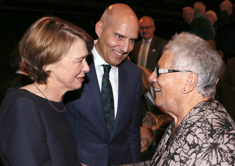 Elke Büdenbender im Gespräch mit Ina Pichlmayr, der Witwe Rudolf Pichlmayrs, bei der Benefizmatinee der Rudolf Pichlmayr Stiftung anlässlich des 25-jährigen Jubiläums des Ederhofes