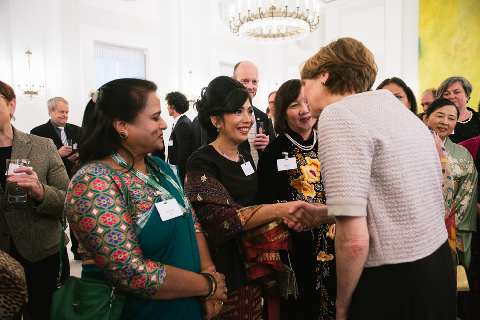 Elke Büdenbender hat die Angehörigen des Diplomatischen Korps und die Vertreterinnen und Vertreter der von ihr unterstützten Organisationen und Initiativen zum traditionellen Neujahrsempfang eingeladen