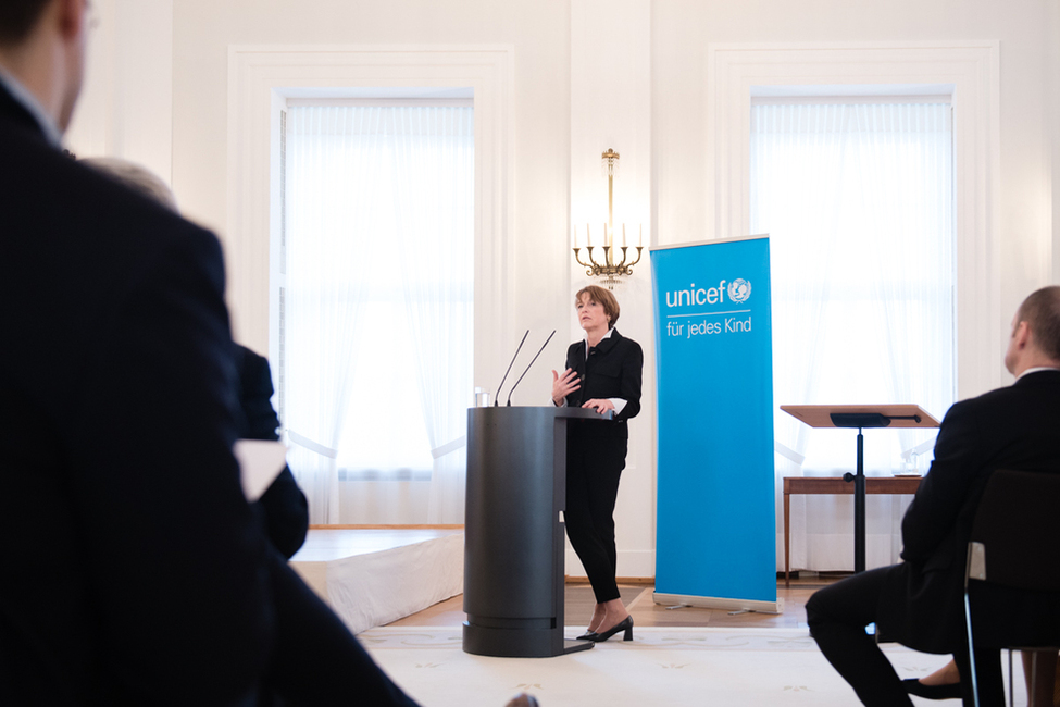 Elke Büdenbender hat am UNICEF-Neujahrsgespräch: „Kindheit braucht Frieden – ein Appell für Kinder aus Krisenregionen“ in Schloss Bellevue teilgenommen