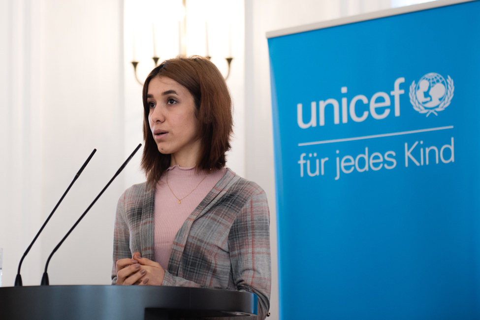 Elke Büdenbender hat am UNICEF-Neujahrsgespräch in Schloss Bellevue teilgenommen, wo auch Nadia Murad, UN-Sonderbotschafterin für die Würde der Überlebenden von Menschenhandel, ein Ansprache gehalten hat.