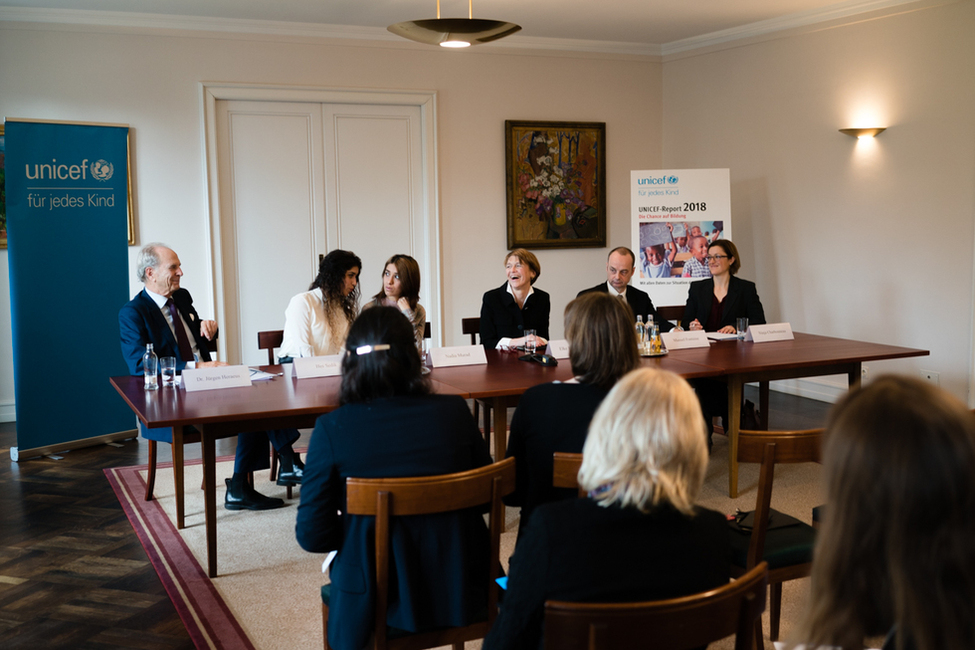 Elke Büdenbender hat am UNICEF-Pressegespräch zum Thema „Bildung kann nicht warten. Chancen für Kinder in Krisengebieten“ anlässlich der Vorstellung des UNICEF-Reports 2018 in Schloss Bellevue teilgenommen