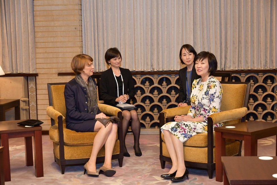 Elke Büdenbender im Gespräch mit Akie Abe, der Ehefrau des japanischen Präsidenten, Shinzō Abe, in Tokio im Rahmen des Besuchs des Bundespräsidenten in Japan