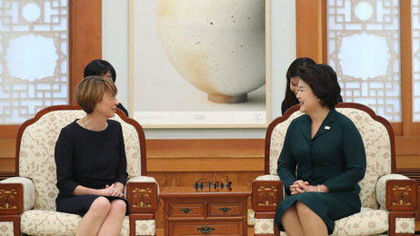 Elke Büdenbender im Gespräch mit Kim Jung-sook, der Ehefrau des Präsidenten der Republik Korea Moon Jae-in, in Seoul im Rahmen des Antrittsbesuchs des Bundespräsidenten in Südkorea