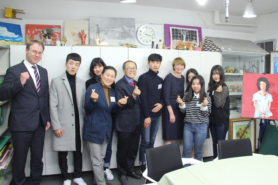 Elke Büdenbender besucht die Yeo-Myong-Schule in Seoul im Rahmen des Antrittsbesuchs des Bundespräsidenten in Südkorea