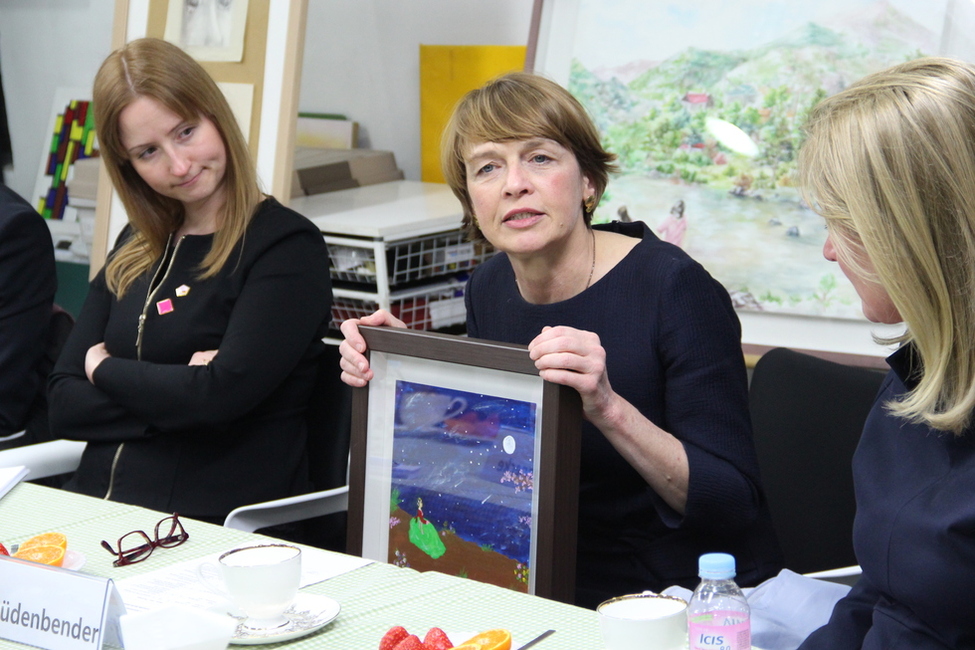 Elke Büdenbender in der Yeo-Myong-Schule in Seoul im Gespräch mit jungen Menschen aus Nordkorea im Alter zwischen 18 und 24 Jahren im Rahmen des Antrittsbesuchs des Bundespräsidenten in Südkorea