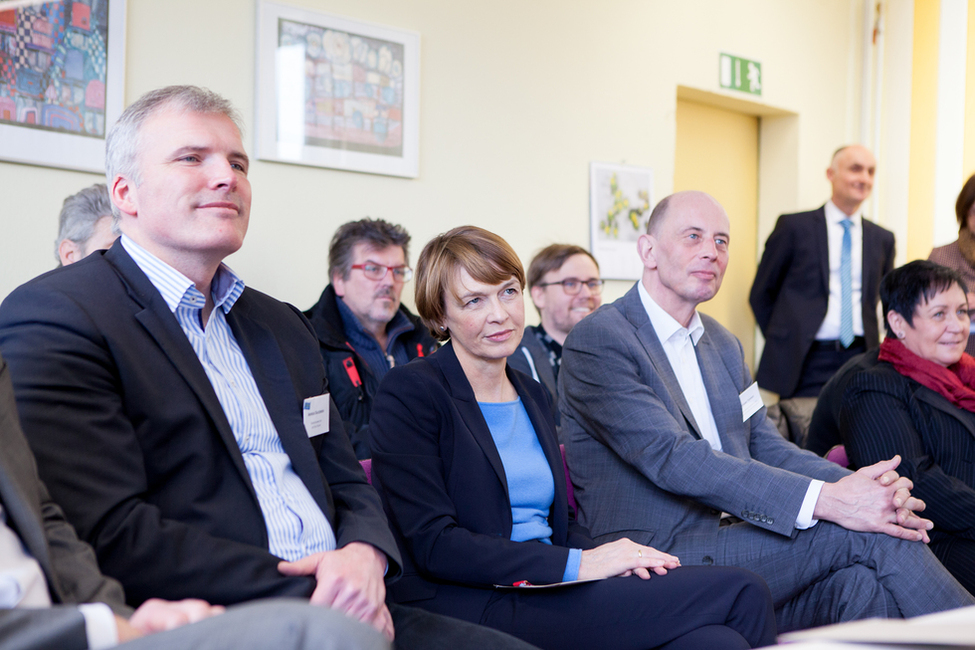 Elke Büdenbender bei der Vorstellung der Schülerfirma "ReOLi" der Staatlichen Regelschule „Otto-Lilienthal“ in Erfurt gemeinsam mit Erfurts Oberbürgermeister, Andreas Bausewein, und Thüringens Wirtschafts- und Wissenschaftsminister, Wolfgang Tiefensee 