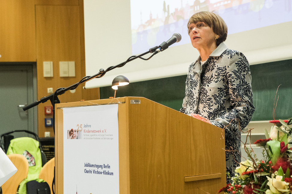 Elke Büdenbender hält bei der Jubiläumstagung „25 Jahre Kindernetzwerk e. V.“ in der Charité eine Ansprache