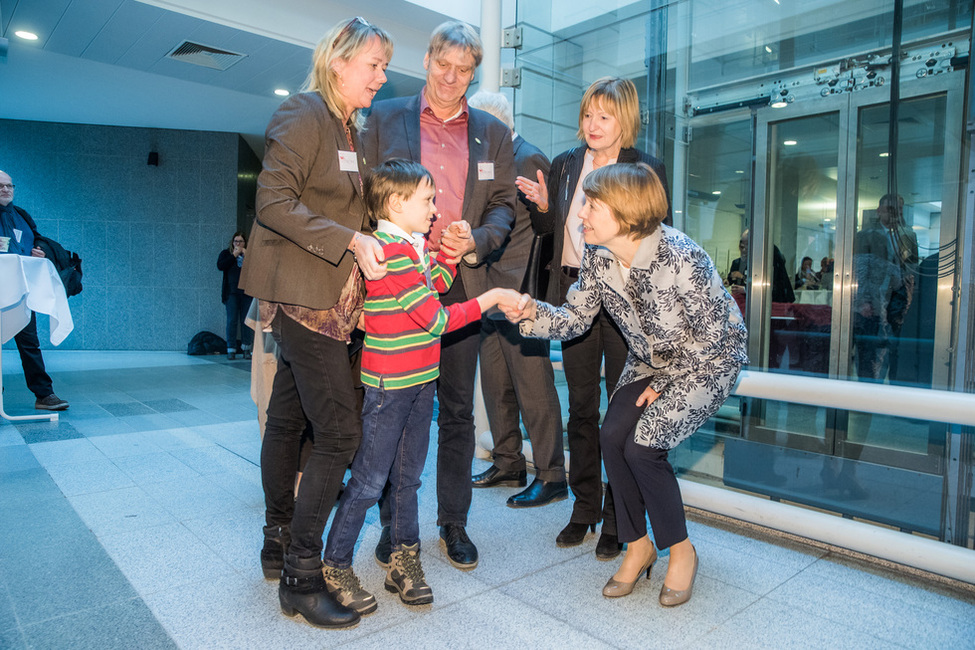 Elke Büdenbender trifft Kinder mit chronischen oder seltenen Erkrankungen und ihre Eltern bei der Jubiläumstagung „25 Jahre Kindernetzwerk e. V.“ in der Charité 