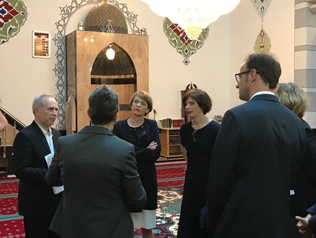 Elke Büdenbender besichtigt gemeinsam mit Muriel Zeender Berset, der Frau des schweizerischen Bundespräsidenten, Alain Berset, das Haus der Religionen in Bern