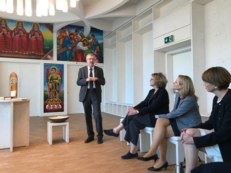 Elke Büdenbender besichtigt gemeinsam mit Muriel Zeender Berset, der Frau des schweizerischen Bundespräsidenten, Alain Berset, das Haus der Religionen in Bern