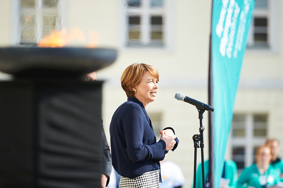 Elke Büdenbender hält eine kurze Ansprache am Schlossportal zum Auftakt des Special Olympics Fackellaufs