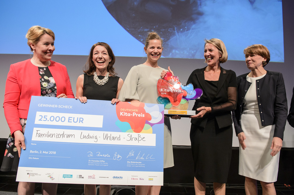 Elke Büdenbender bei der Verleihung des 1. Deutschen Kita-Preises 2018 gemeinsam mit Bundesfamilienministerin Franziska Giffey am 2. Mai in Berlin