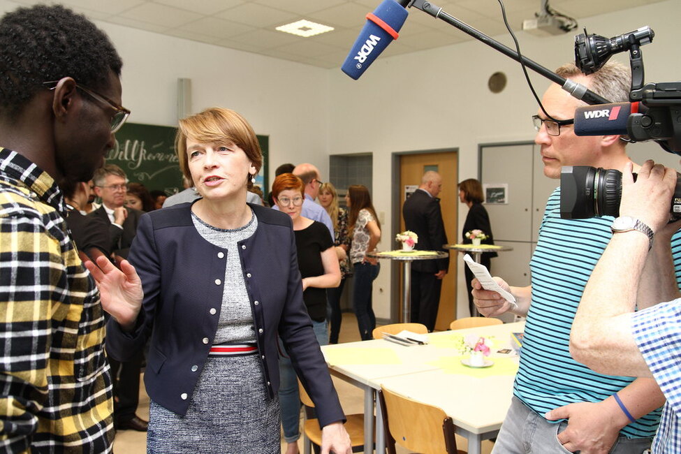 Elke Büdenbender im Café International mit Schülerinnen und Schülern von zwei internationalen Förderklassen beim Besuch des Berufskollegs Wirtschaft und Verwaltung des Kreises Siegen-Wittgenstein am 7. Mai