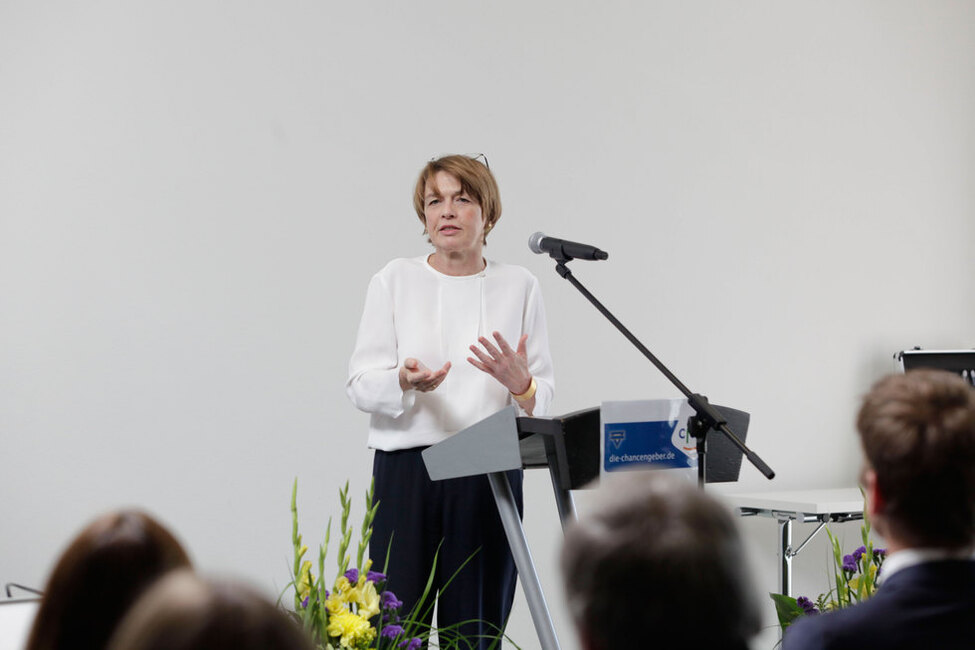 Elke Büdenbender hält beim Fachtag "Auswirkungen der Digitalisierung auf die Ausbildung von jungen Menschen in der Rehabilitation" der Christlichen Jugenddorfwerke e. V. eine Ansprache