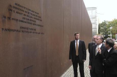 Bundespräsident Horst Köhler besucht Gedenkstätte Bernauer Straße