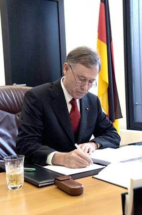 Bundespräsident Köhler am Schreibtisch