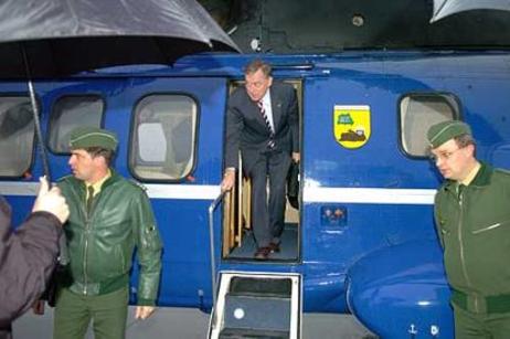 Bundespräsident Köhler steigt aus Hubschrauber