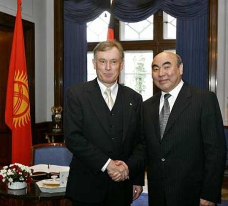 Kirgisischer Präsident Akajew in Berlin 2004