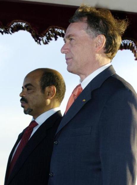 Bundespräsident Horst Köhler und Meles Zenawi, Premierminister von Äthiopien, während der Ankunft auf dem Flughafen beim Anhören der Nationalhymnen.