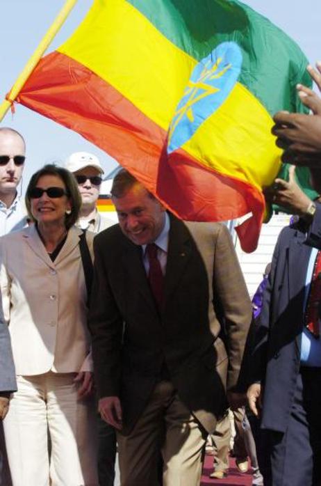 Bundespräsident Horst Köhler und seine Frau Eva Luise bei ihrer Ankunft auf dem Flughafen Dire Dawa unter einer äthiopischen Fahne.