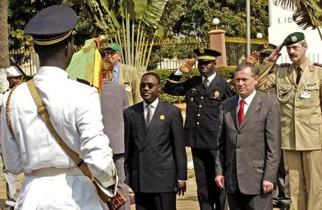 Bundespräsident Horst Köhler wird von Idji Kolawolé, Parlamentspräsident von Benin, mit militärischen Ehren vor dem Parlament begrüßt.